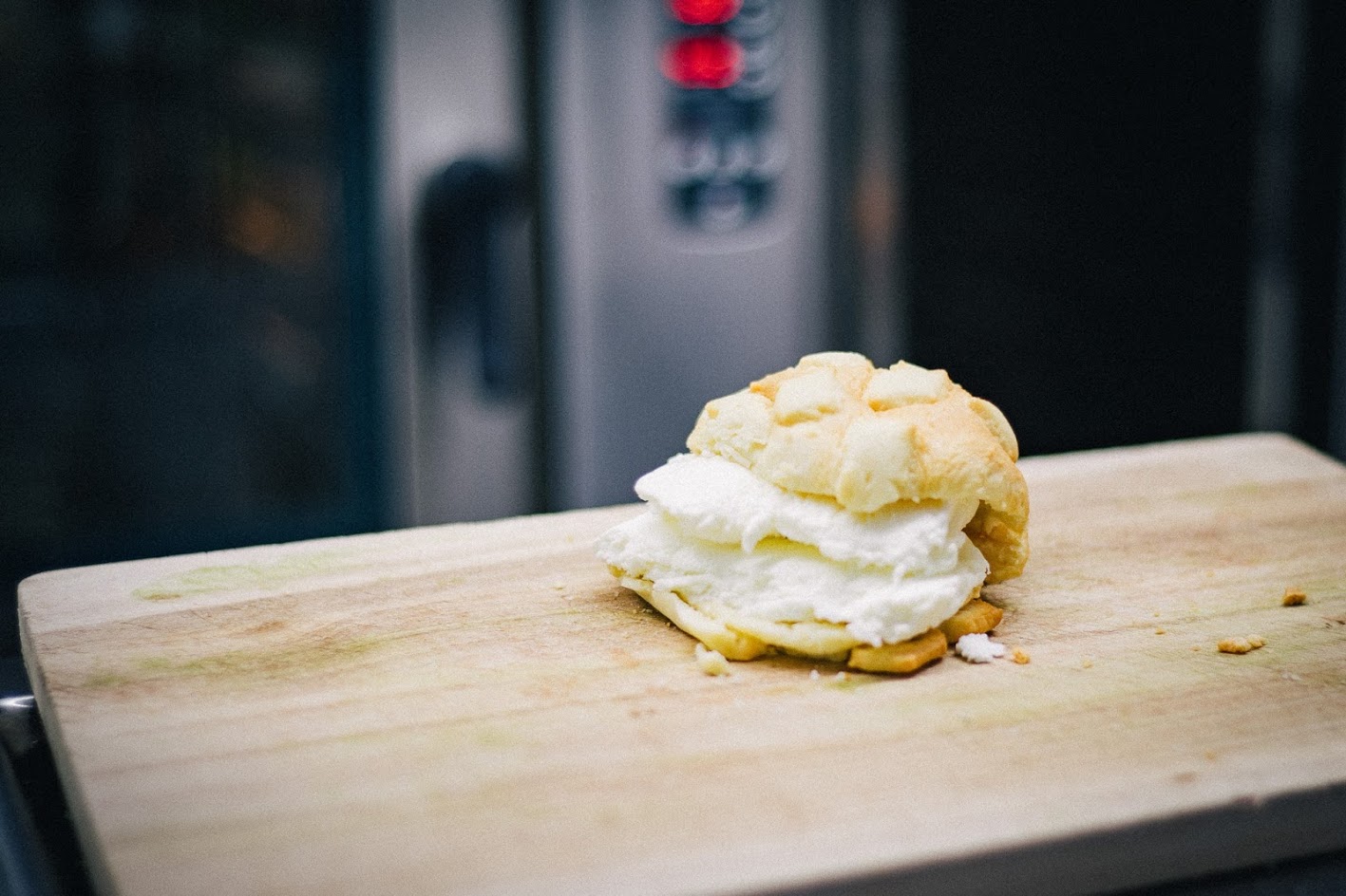 เที่ยวโอซาก้า: เมล่อนปังไอศครีมอบใหม่ที่อร่อยเป็นอันดับ 2 ของโลก