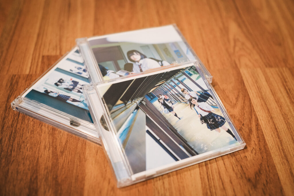 หน้าตาแผ่นซิงเกิ้ล Sekai ni wa Ai shika nai ทั้ง 3 type